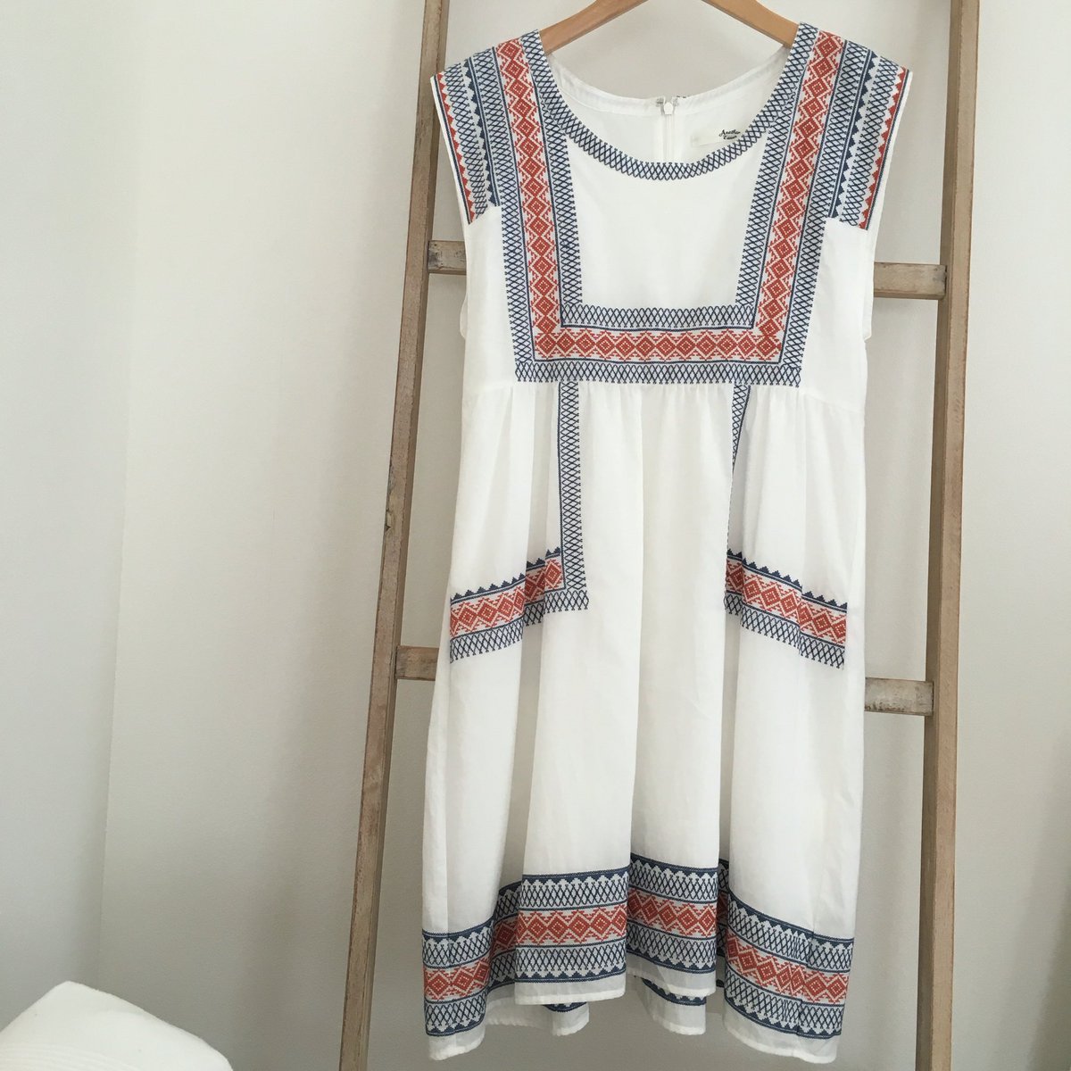 Wonder Blue 10 8 日 クワランカ蚤の市 ワンダーブルーのオススメ アナザーエディションのエプロンワンピ 00円 チロリアンな刺繍がめちゃ可愛いワンピ 模様はプリントではありません 全部刺繍です 贅沢 秋冬はニットに重ねても 蚤の市