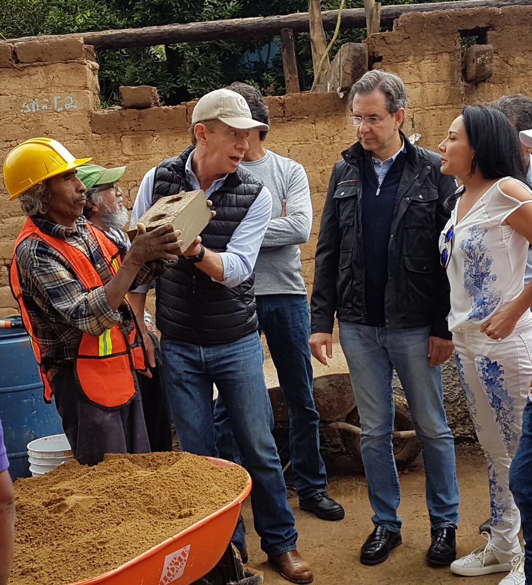 RicardoBSalinas's tweet photo. Gracias a los miles de mexicanos que se unieron a @MovAzteca, hoy comienza la reconstrucción de viviendas para damnificados #FuerzaMéxico https://t.co/YKNnR0CNpV