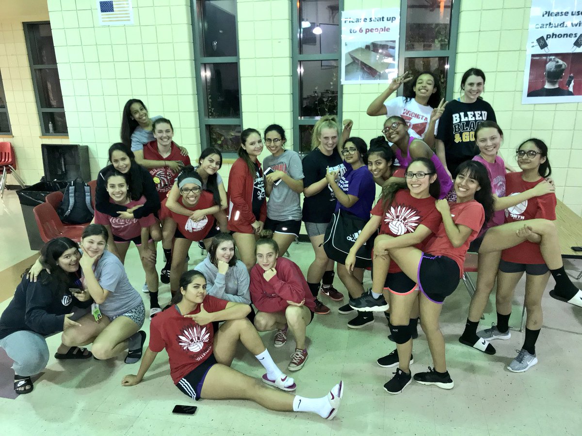 WHSNVB's tweet photo. Had a blast at our final team dinner of the year!! Excited to get some W’s tomorrow!!! 💪🏼 #Family ❤️ https://t.co/zQESHCAgc5