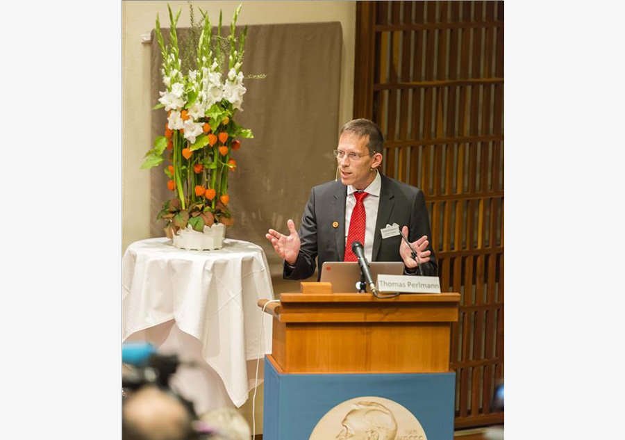 ChinaDaily's tweet photo. Three US scientists won the Nobel Prize in physiology or medicine for being "able to peek inside biological clock".https://t.co/E4EIrl6tcK https://t.co/2EA292U2ac