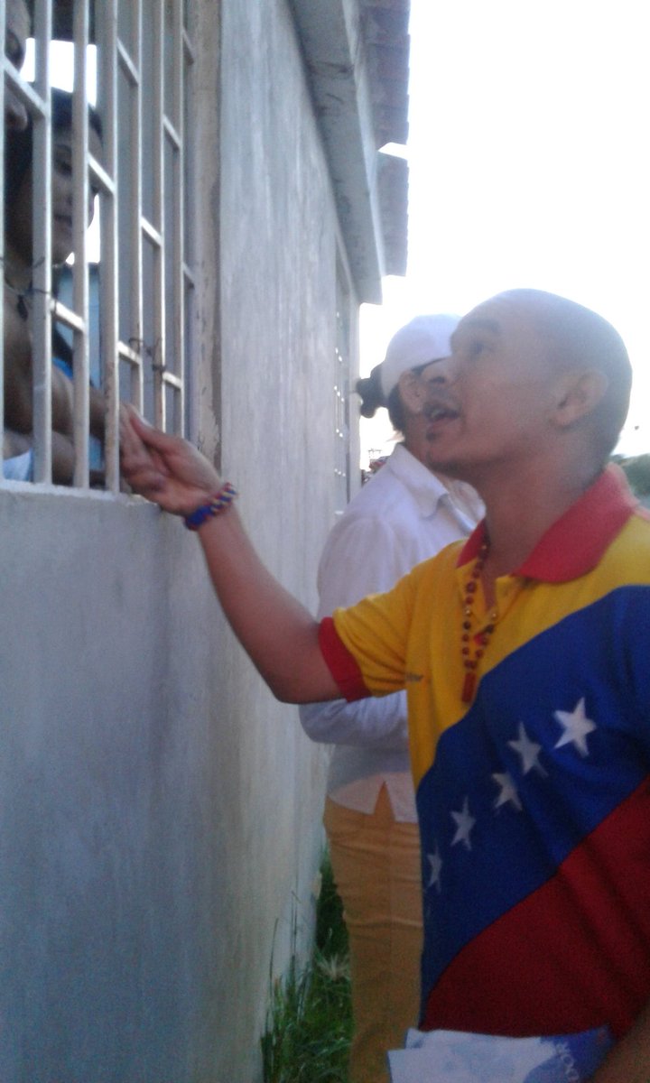 victor_jurado's tweet photo. Hoy #Lunes2 contacto directo Junto al Proximo Gobernador de #Falcon @siriteliezer sectores Santa paula, Santa Maria,Velita ,Cruz Verde https://t.co/nKMOyKEPl7