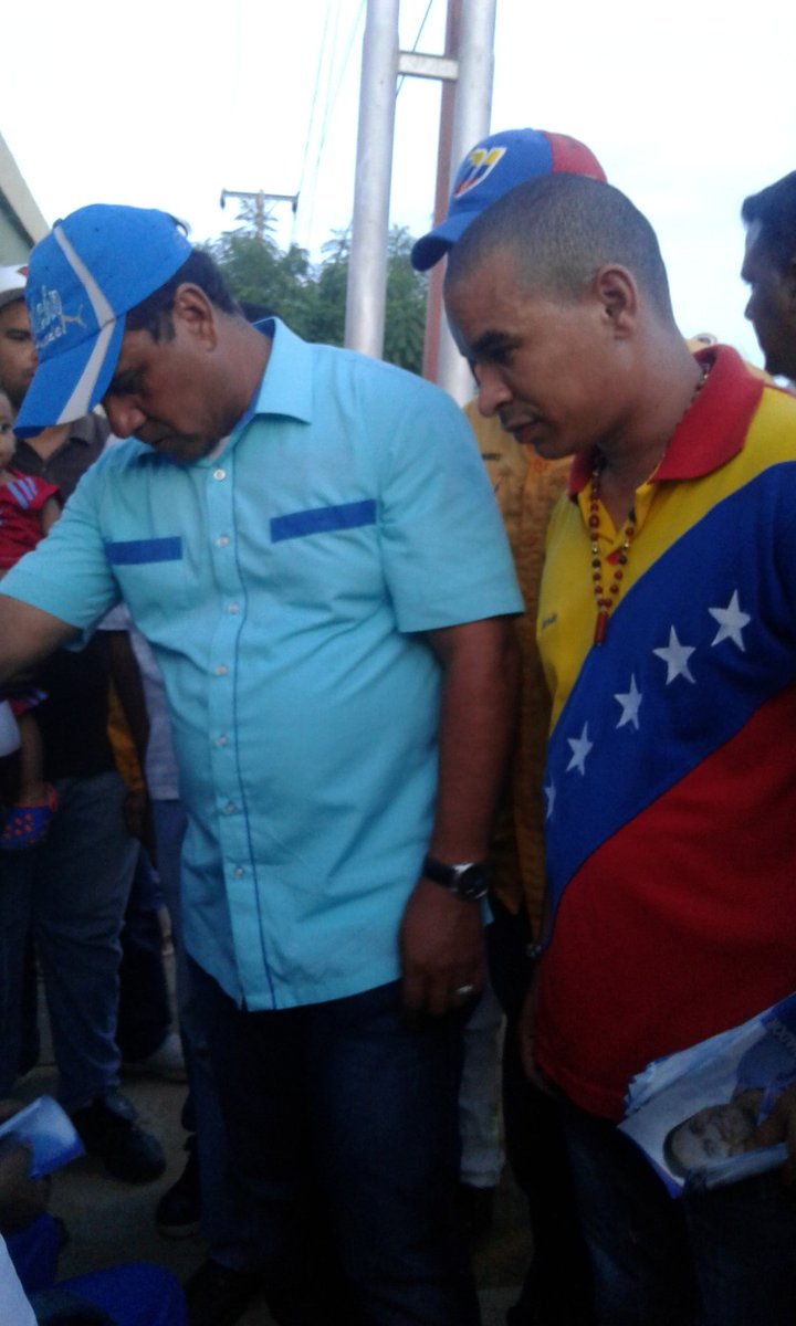 victor_jurado's tweet photo. Hoy #Lunes2 contacto directo Junto al Proximo Gobernador de #Falcon @siriteliezer sectores Santa paula, Santa Maria,Velita ,Cruz Verde https://t.co/nKMOyKEPl7