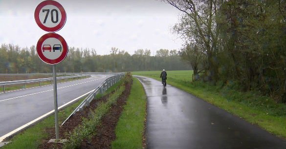 luxembourgize's tweet photo. @Patrick_Besch @mikebikelux @drakewla @MDDI_LU Rebuilt CR106 between #Lalleng and #Mondercange w/bidirectional separated bike path https://t.co/sOWkosvJT3 https://t.co/ly6ZoCfiXs #PC6Lux https://t.co/ffvIc5UGTl