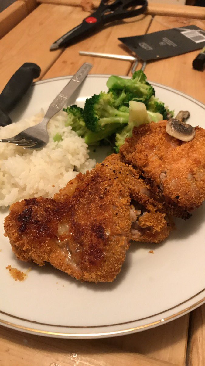 Fumi_chun's tweet image. I'm too excited about this basic ass dinner I made in my new place. #FirstDinner 😍😂
