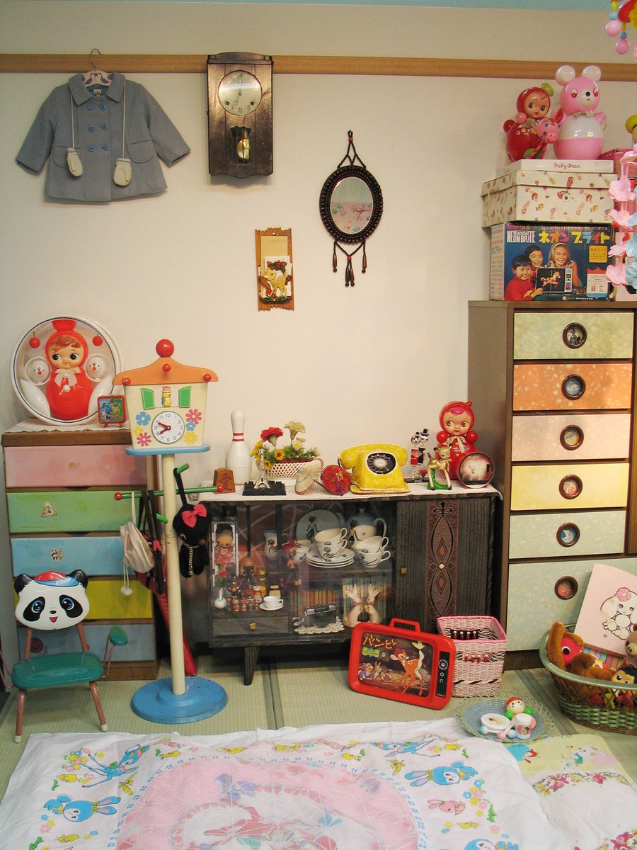 宇山あゆみ 同じく 少女の想い出展 より 昭和の子供部屋再現コーナー ご来場くださったお客様から 実家を想い出した という感想を多数頂きました かなり広範囲の飾り付けだったので この部屋で休憩したことを覚えています 06年 横浜人形の家