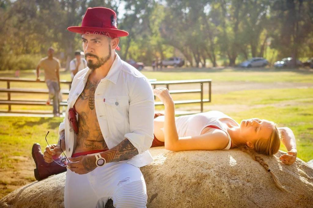 ruben_robles's tweet photo. "Bonnie &amp; Clyde..." or some other cool gangster couple. Thx to @face_2311 &amp; @sarahlynmeow for their #modeling serv… https://t.co/SepYCoiG9J https://t.co/GZMiWcQKGE