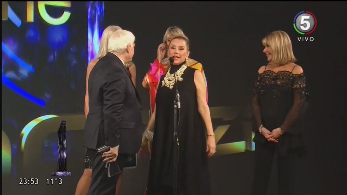 #MagazineDePlata - <a href="/anibaIpachanoe/">Anibal Pachano</a> recibió la distinción en manos de @lasrubiasmasuno. ¡Fuerzas!