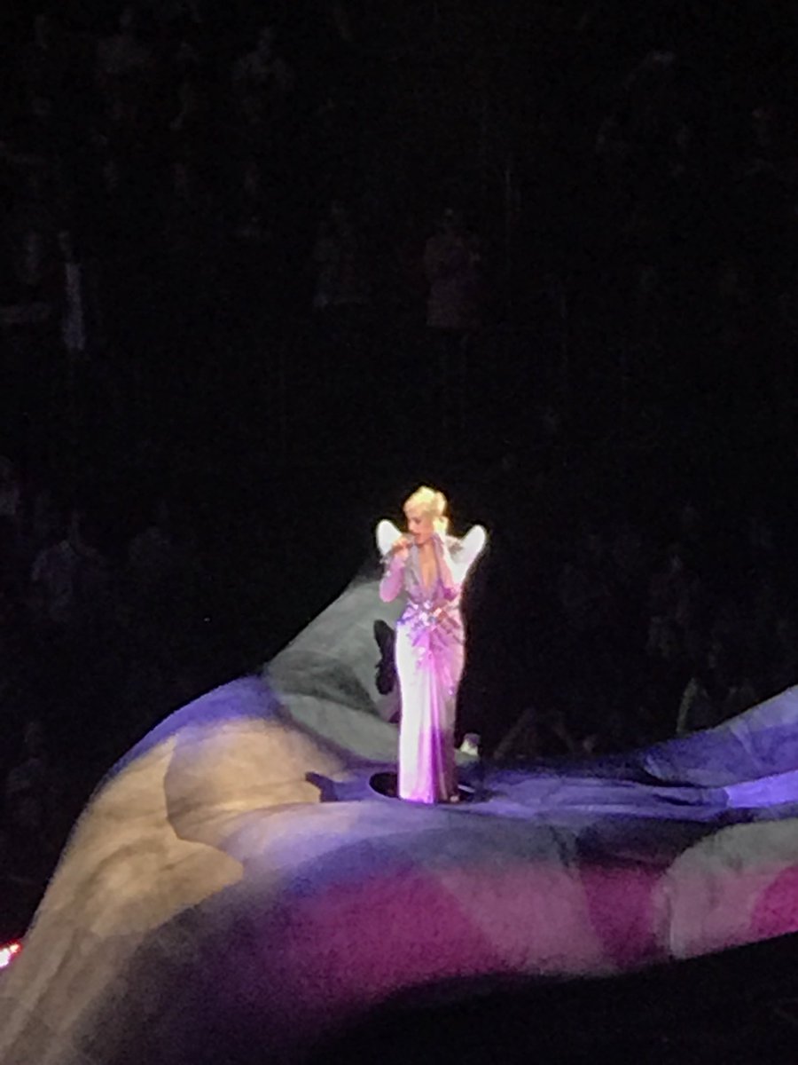 50Latersbaby's tweet photo. Baby you’re a firework #katyperrymsg https://t.co/4vFLEpAWED