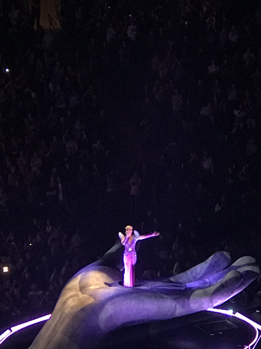 50Latersbaby's tweet photo. Baby you’re a firework #katyperrymsg https://t.co/4vFLEpAWED