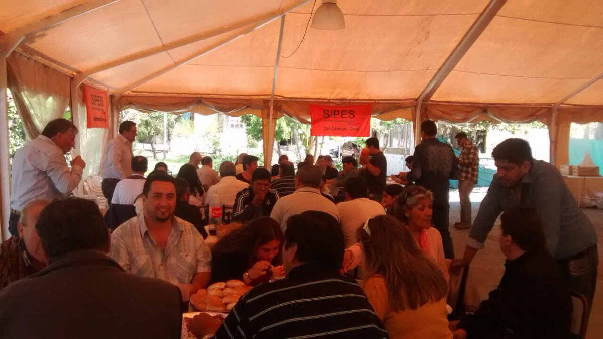 daniel_sipes's tweet photo. Fiesta y agasajo a los trabajadores de la sanidad .Si.p.e.s M
endoza https://t.co/fotsdgTu5x