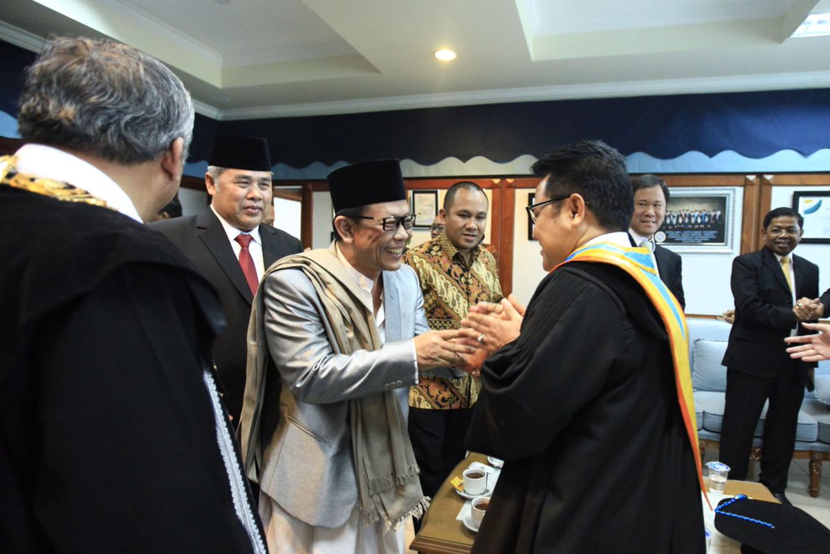 DPP_PKB's tweet photo. KH Munif Zuhri, Pengasuh Ponpes Girikusumo Demak juga berkesempatan menghadiri Sidang Anugerah Gelar Doktor Honoris Causa #CakImin https://t.co/M7bEiSQcAb