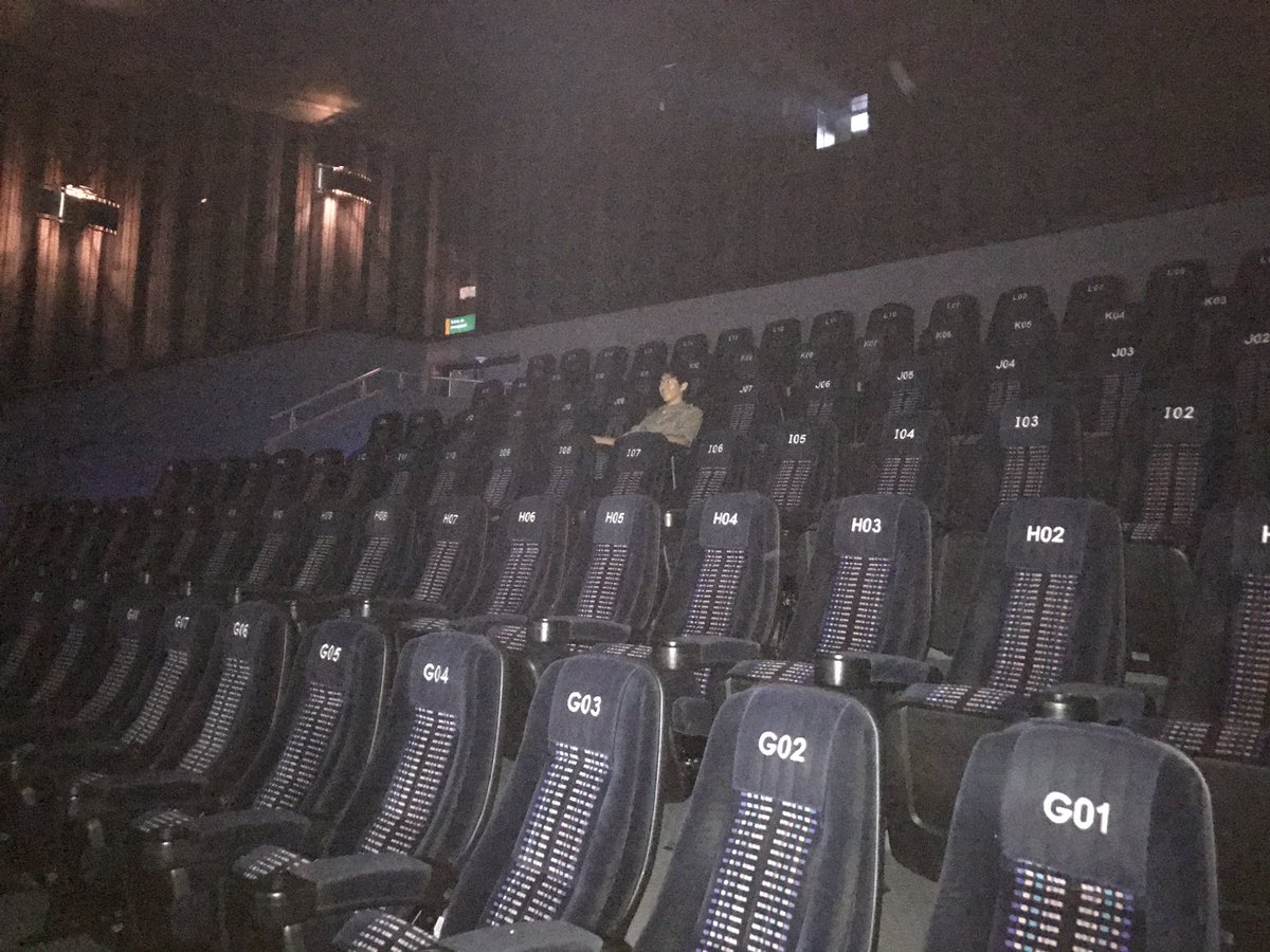 Fernanfloo's tweet photo. Tipico que vas al cine.... y eres el único en la sala 😊... 😅... 😕... 😭😭 https://t.co/p6zEskXJbw
