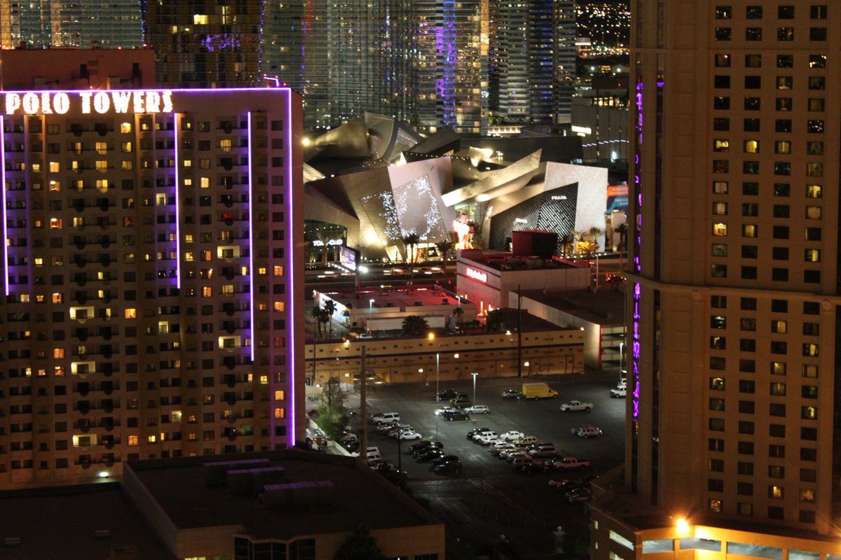 SwiftyAli's tweet photo. #PrayForVegas #PrayForTheWorld https://t.co/XDZVZs0gtZ