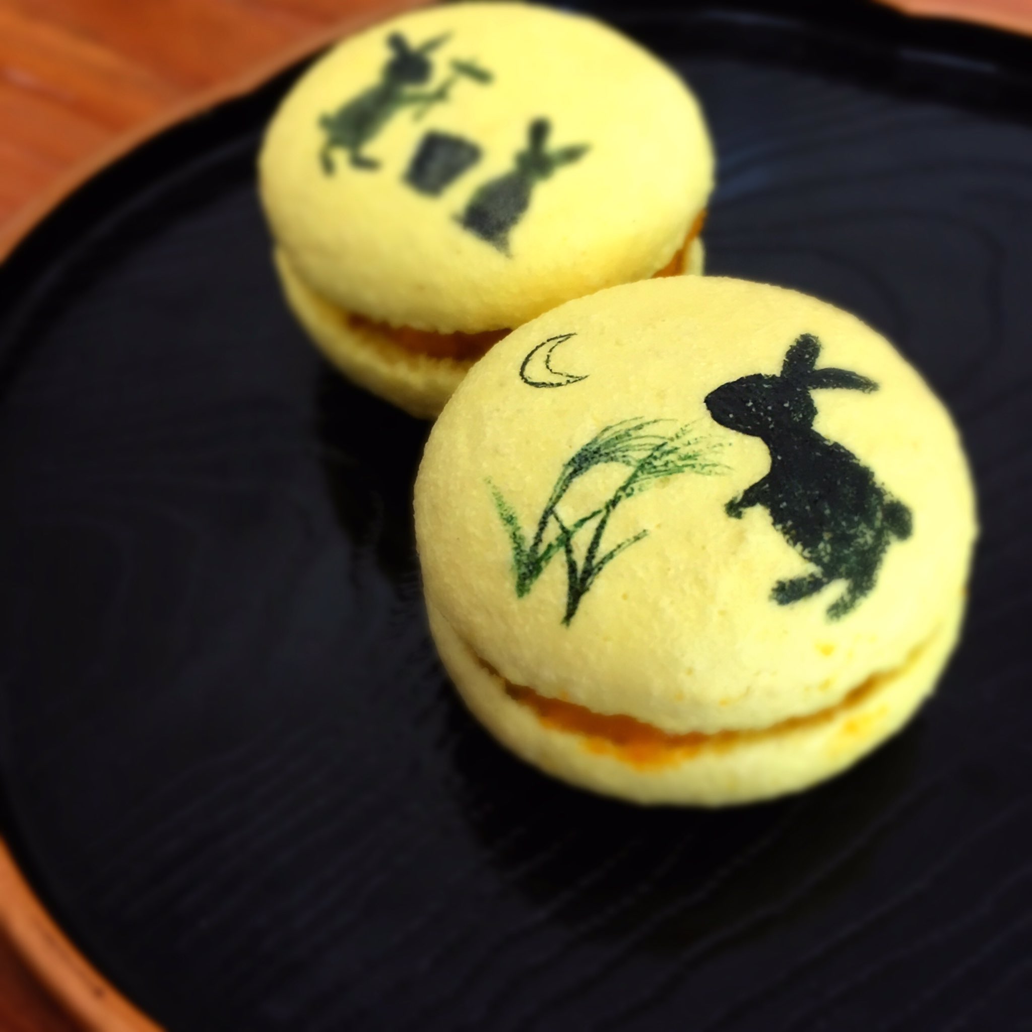 いちごマカロン 明日は中秋の名月 お月見マカロンを作ってみました うさぎを描くの楽しい マカロンに絵を描くのはイベント時に万能かも お菓子作りが好きな人と繋がりたい マカロン Cotta コッタ お菓子作り好きな人と繋がりたい 手作り お