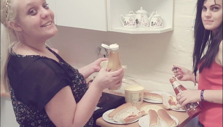 LincolnShaleen's tweet photo. #frienshipquotes #friends #blonde #undercoverblonde #hotdogs #food #sharingiscaring #love #laughter #strongbonds #sisters https://t.co/BoIFKtSDt3