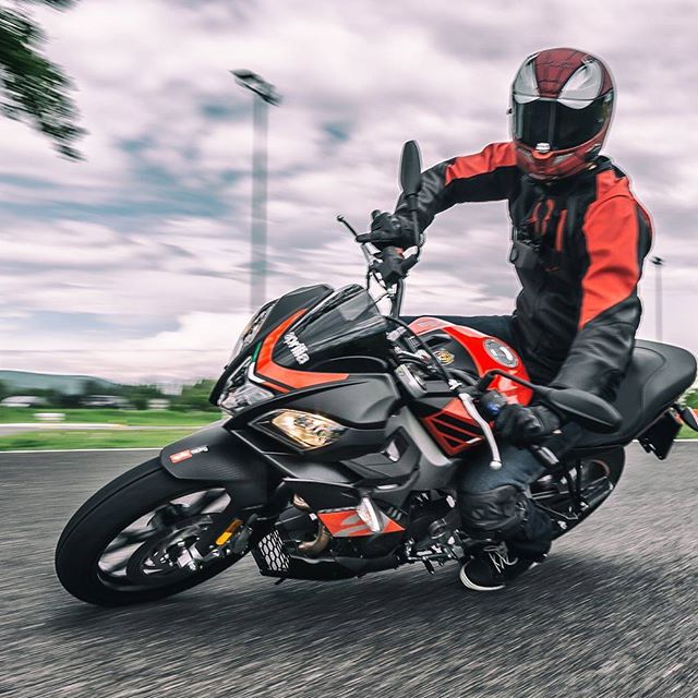 nastynils's tweet photo. Der #Spiderman Helm steht bei mir immer noch hoch im Kurs. Taugt mir sehr.  #nastytuono #aprilia #tuono #125 #125cc #125ccm #staygrenzig #12 https://t.co/IzNhck32Bb