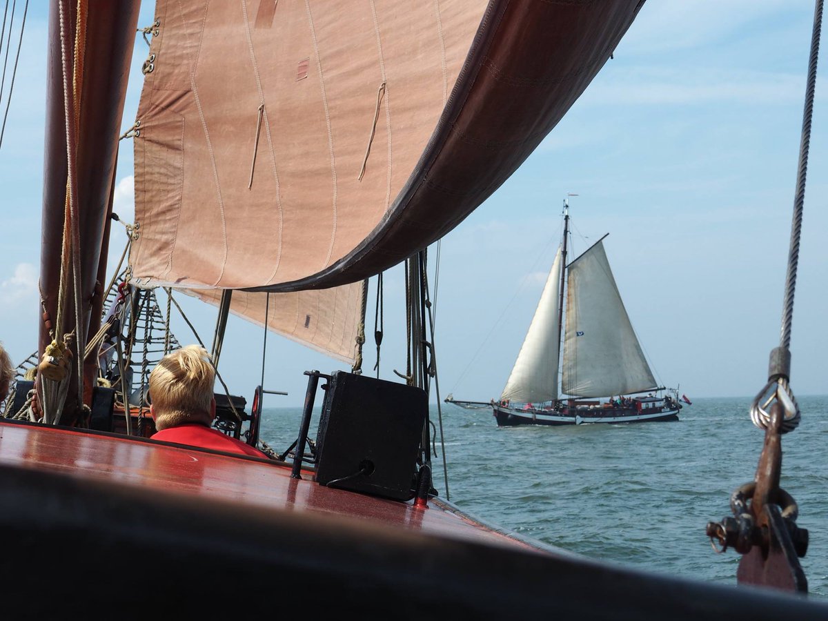 Ahoy! Tref je tijdens een heerlijke #zeiltocht op de #Mercurius zomaar ineens een collega op het water! - #RederijVooruit #zeilen #segeln