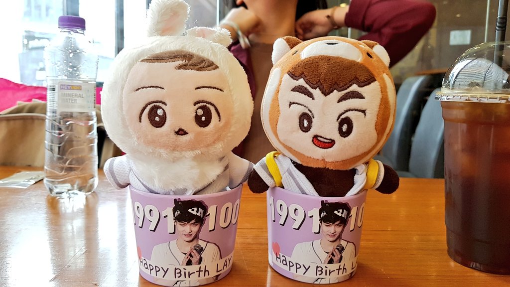 OneandOnly_Lay's tweet photo. 홍대 킹스빈에서 레이생일기념 컵홀더받고 기뻐서 사진찰칵찰칵ㅎㅎ너무 행복해>_<
이벤트열어주신 @howdyixing 님 감사합니다💖💕

#HappyBirthLay https://t.co/mnlRvX8BTK
