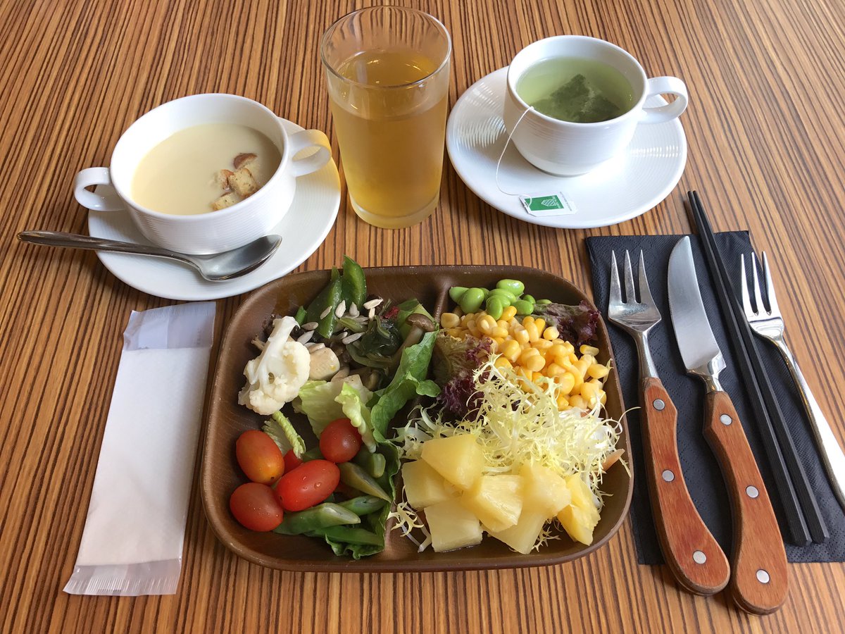 dominicsg's tweet photo. #lunch #MeatKing #CausewayBay #HKG #steakhouse #SaladBar #HongKong #銅鑼灣 #午餐 #沙律 #自助餐、#飲料 #美味しい https://t.co/CmVVluzGQr