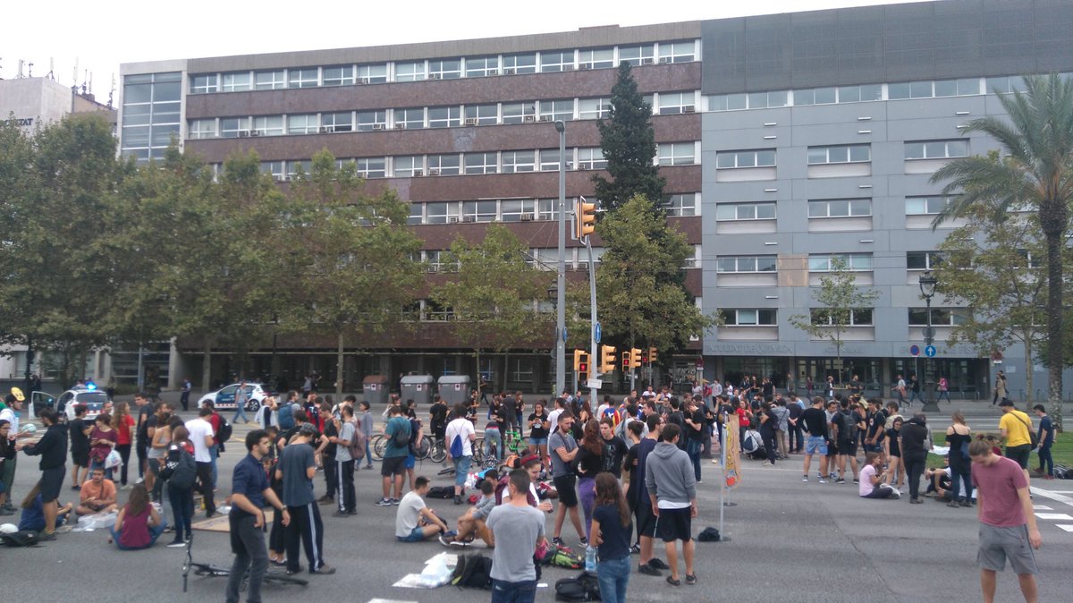La solidaritat és la nostra millor arma!
Ens han vingut a visitar les companyes de les Corts!