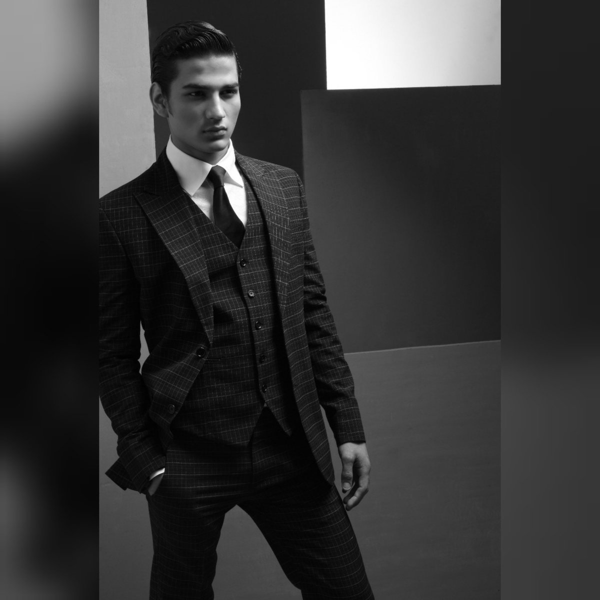 Vivekafoto's tweet photo. The first step to being respected is to look respectable.
#menword #bond #vivekafoto #nudeye #karmastudio136 #nudeyeproductions #viveka https://t.co/3HeFuEiHZP