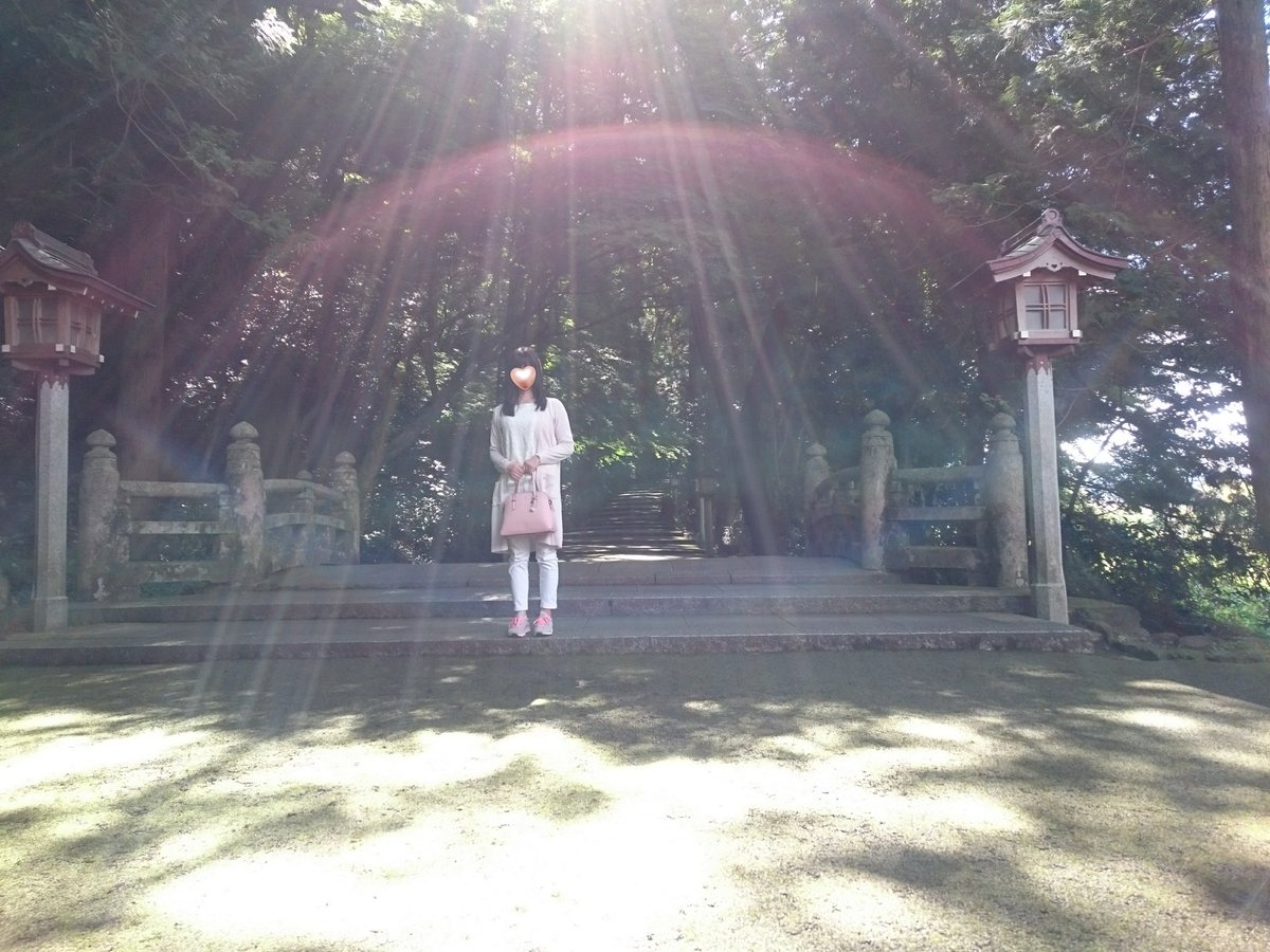 美保 白山比め神社 白山神社の総本社で 加賀一ノ宮です 今年は開山1300年なので 参拝へ行ってきました 私と相棒君に神々しい光が降り注ぎました スポットライトみたいな不思議な光です