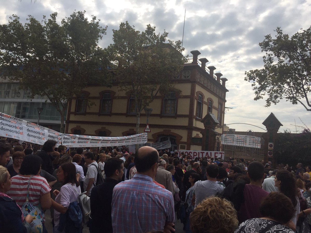 antonigarcia's tweet photo. Concentració davant del Vilumara contra la repressió policial .Aturem el país per dignitat democràtica! https://t.co/eVQVdAtctW