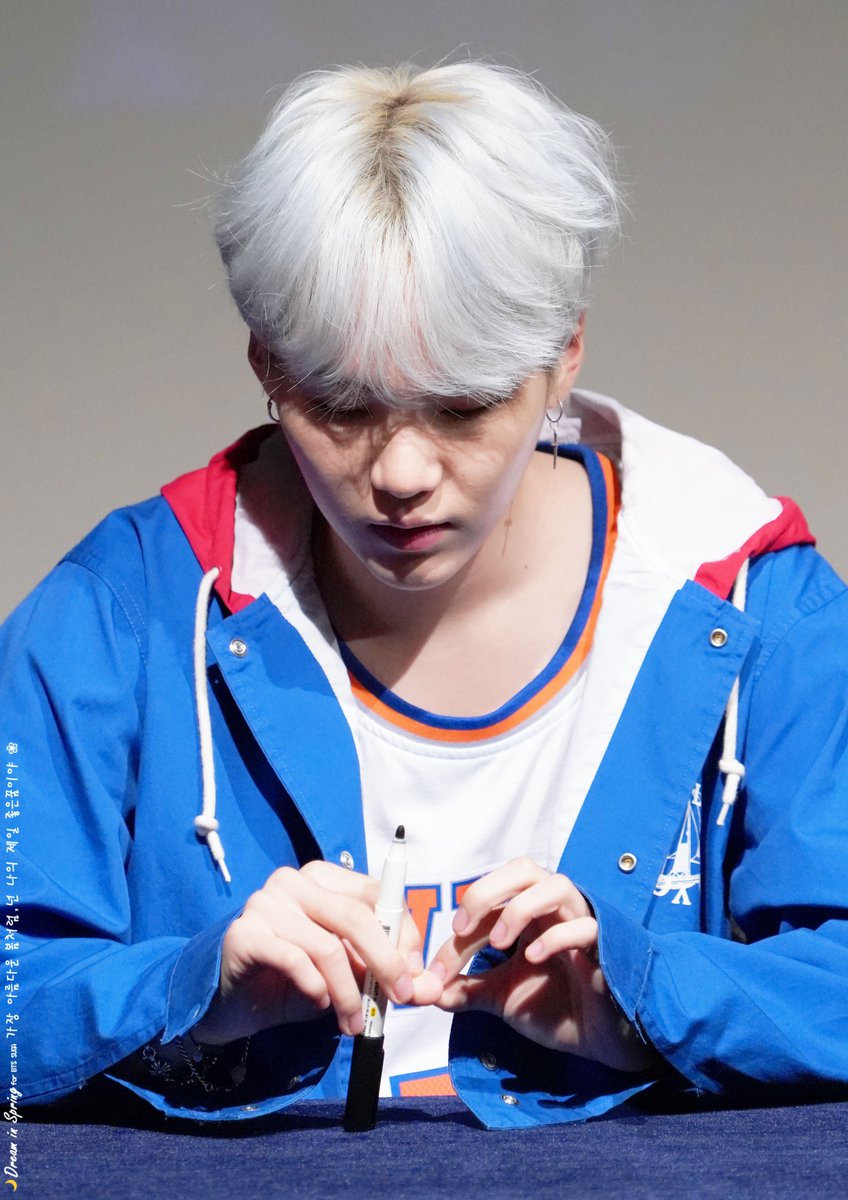 spring030993's tweet photo. 170930 신촌 팬싸 
#윤기 #슈가 #방탄소년단 
@BTS_twt https://t.co/zjuOUl6Hpm
