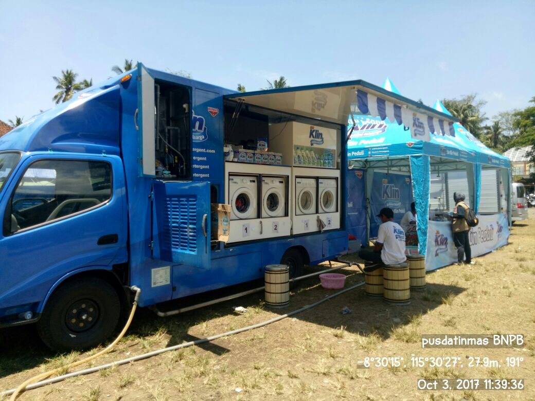 Bantuan mesin cuci gratis untuk pengungsi Gunung Agung di pos pengungsi Ulakan sangat bermanfaat. Inovatif dan pengungsi terbantu.