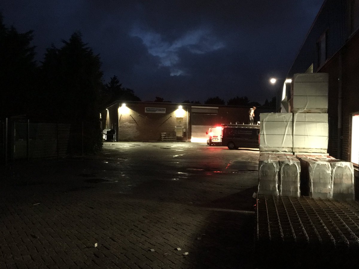 MTransferro's tweet image. Bouwend Nederland begint weer vroeg. Onder andere bij @vanhouwelingenhout in #Zeist