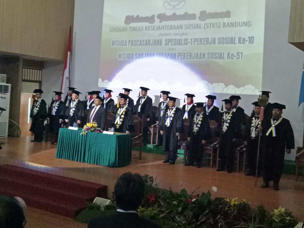 Hari ini Mensos <a href="/KhofifahIP/">Khofifah Indar Parawansa</a> mewisuda 382 lulusan <a href="/stksbdg/">STKS Bandung</a> 22 org Magister Pekerjaan Sosial &amp; 360 org Sarjana Terapan Pekerjaan Sosial