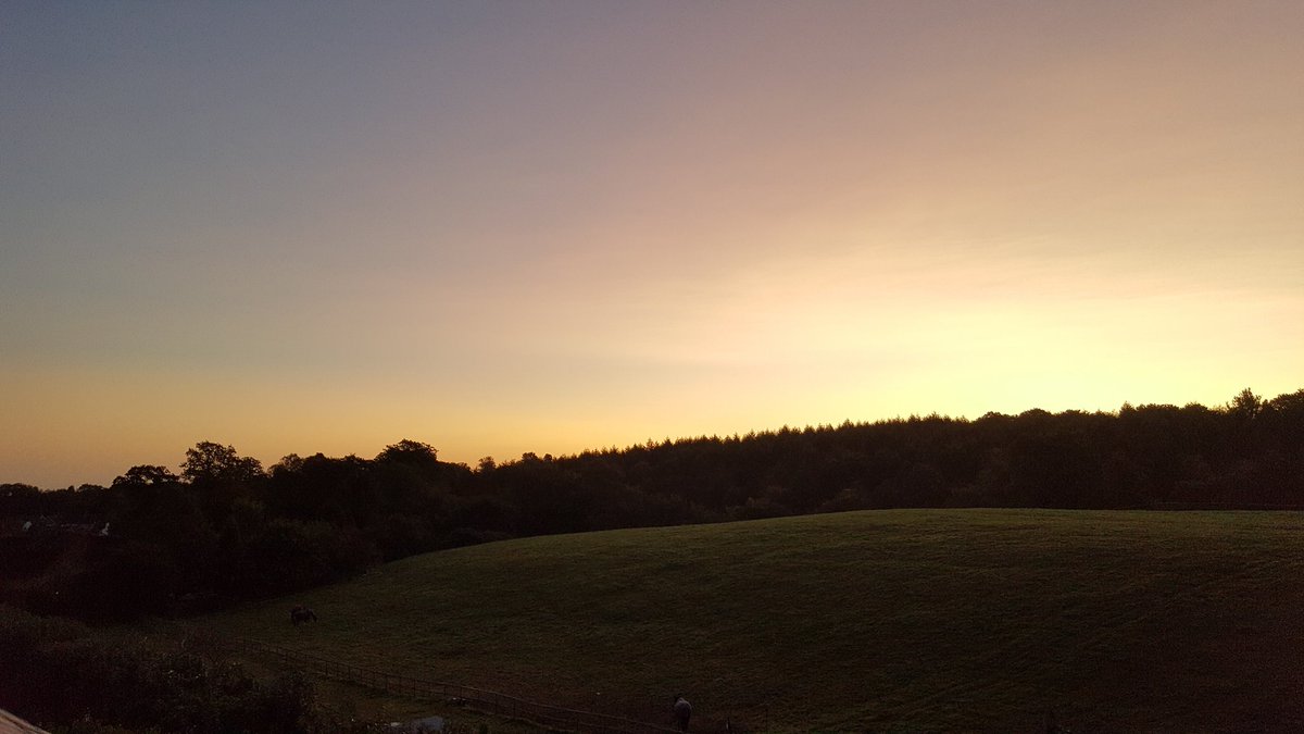 saltburnlass's tweet image. Good morning Woburn Sands! #MK  #AtmosphericRefraction #Dawn #Autumn #England