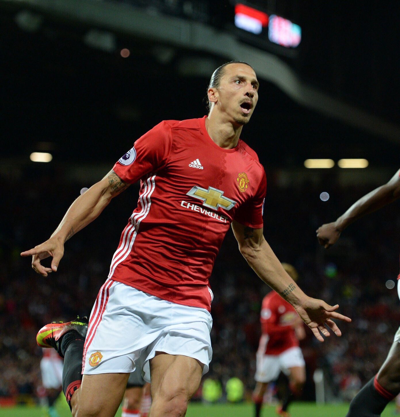 Happy 36th birthday to Zlatan Ibrahimovic. 

723 Games 420 Goals  31 Trophies Our courageous champion! 