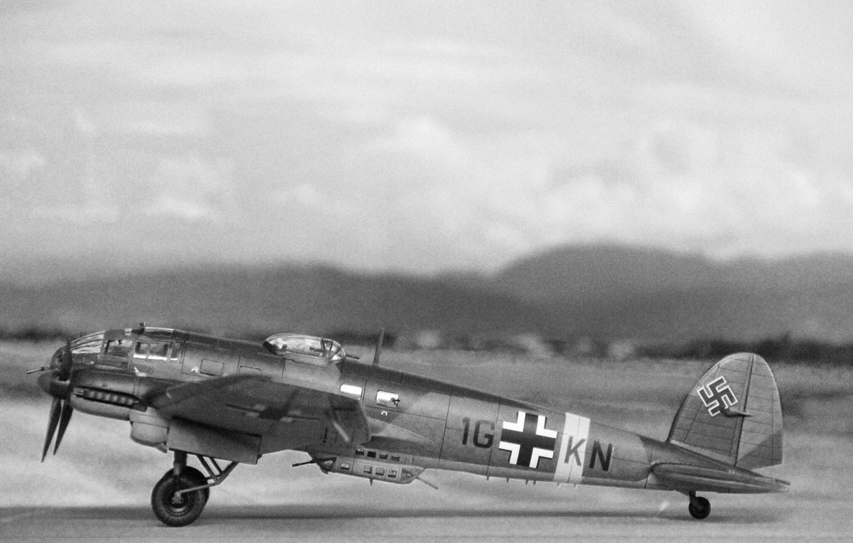 koukuki_bot's tweet photo. He111
ハインケル社の双発爆撃機。ベルサイユ条約の規制で民間機として開発。当初は主力機として活躍したがバトル・オブ・ブリテンで大損害を受け、以降は偵察、雷撃、ミサイル母機などでも活躍。ドイツ空軍の他に枢軸国にも供与された。https://t.co/7X3HrDbPhe