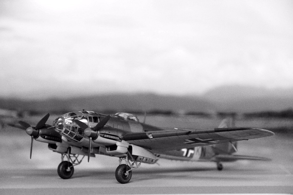 koukuki_bot's tweet photo. He111
ハインケル社の双発爆撃機。ベルサイユ条約の規制で民間機として開発。当初は主力機として活躍したがバトル・オブ・ブリテンで大損害を受け、以降は偵察、雷撃、ミサイル母機などでも活躍。ドイツ空軍の他に枢軸国にも供与された。https://t.co/7X3HrDbPhe
