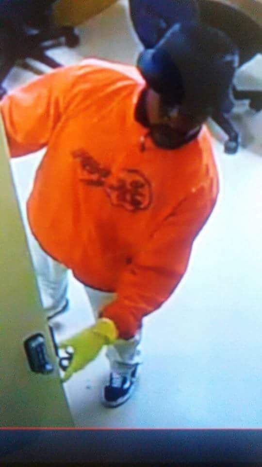 ThembaRumbu's tweet photo. This guy walked in at Nelson Mandela University Campus &amp;  raped one female student &amp; stabbed one 

RETWEET SOMEONE BY RECOGNIZE HIM😤 https://t.co/ioJTxt7wUj