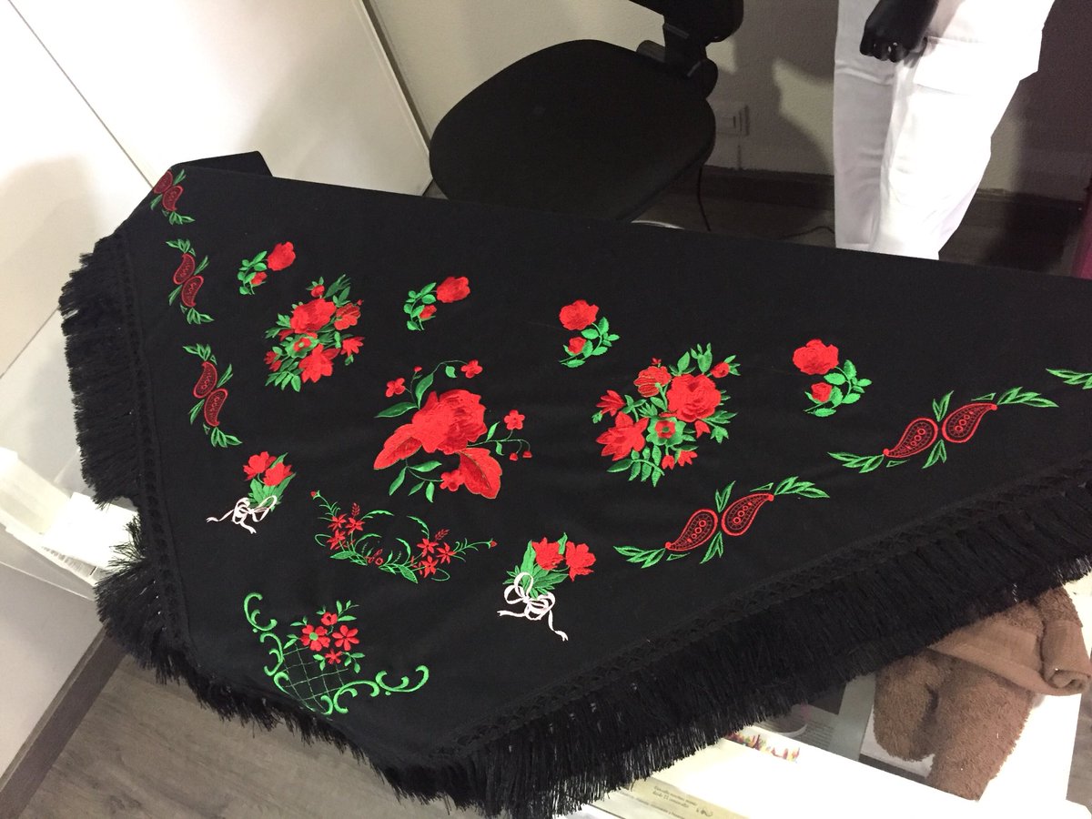 borda2aldetalle's tweet photo. Mantón bordado con elementos florales #bordado #bordadosaldetalle #manton #mantondemanila #flores #rosa #moda #baile #baileregional https://t.co/sZ1OSfBa39