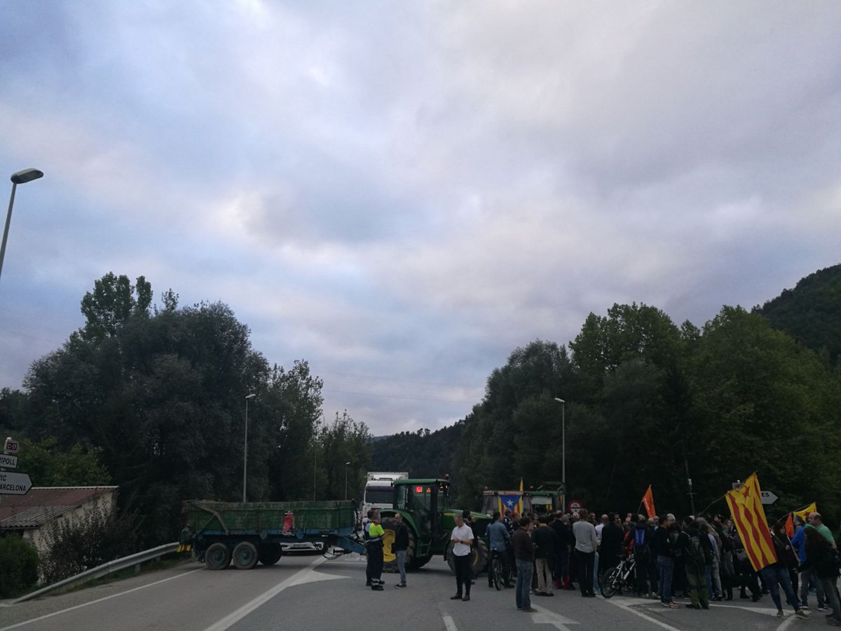 naciodigital's tweet photo. FOTOS de les carreteres tallades per l'aturada general, arreu del país https://t.co/pFh1XoNsGd #VagaND https://t.co/wOqxklcLoL