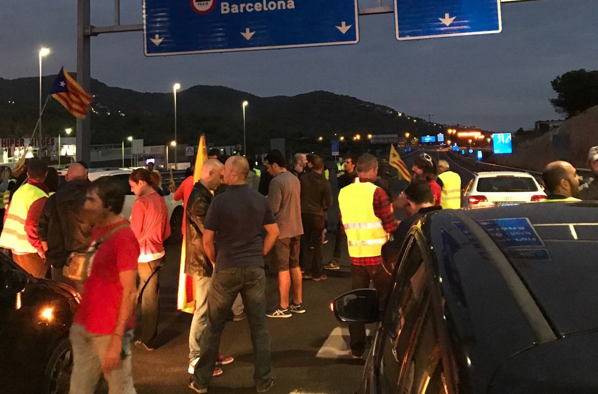 naciodigital's tweet photo. FOTOS de les carreteres tallades per l'aturada general, arreu del país https://t.co/pFh1XoNsGd #VagaND https://t.co/wOqxklcLoL