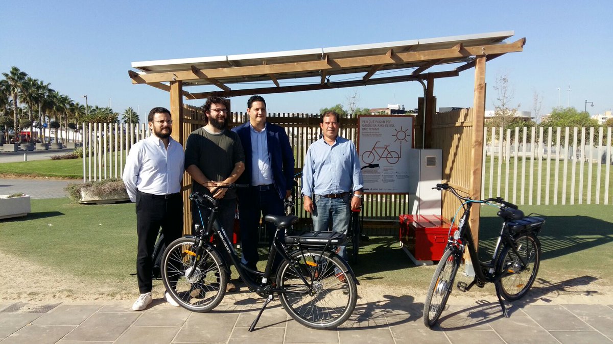 vlcilab's tweet photo. En la presentació del projecte #BicisSolars a @lamarinadevlc. @Berto_Jaramillo @ClimateKICspain #TransitionCities https://t.co/qhgakDrP2P