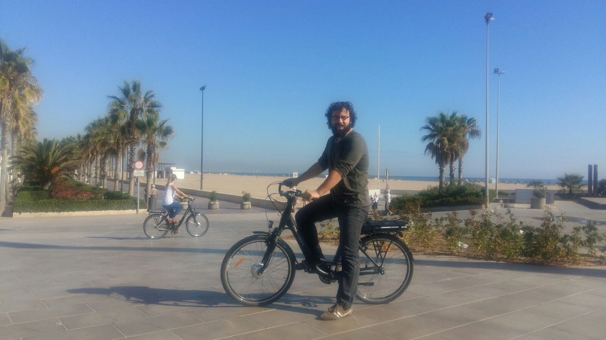 vlcilab's tweet photo. En la presentació del projecte #BicisSolars a @lamarinadevlc. @Berto_Jaramillo @ClimateKICspain #TransitionCities https://t.co/qhgakDrP2P