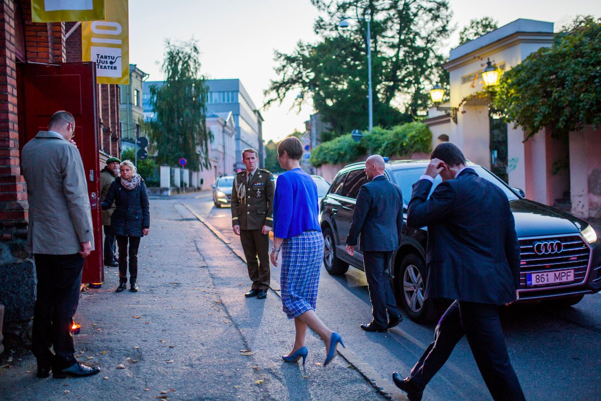 uusteater's tweet photo. Meil käis #TUT10 hooaja puhul eile külas @KerstiKaljulaid, kes vaatas lavastust #praktilineeestiajalugu ja kohtus ka trupiga! https://t.co/b8sDLyDrzJ