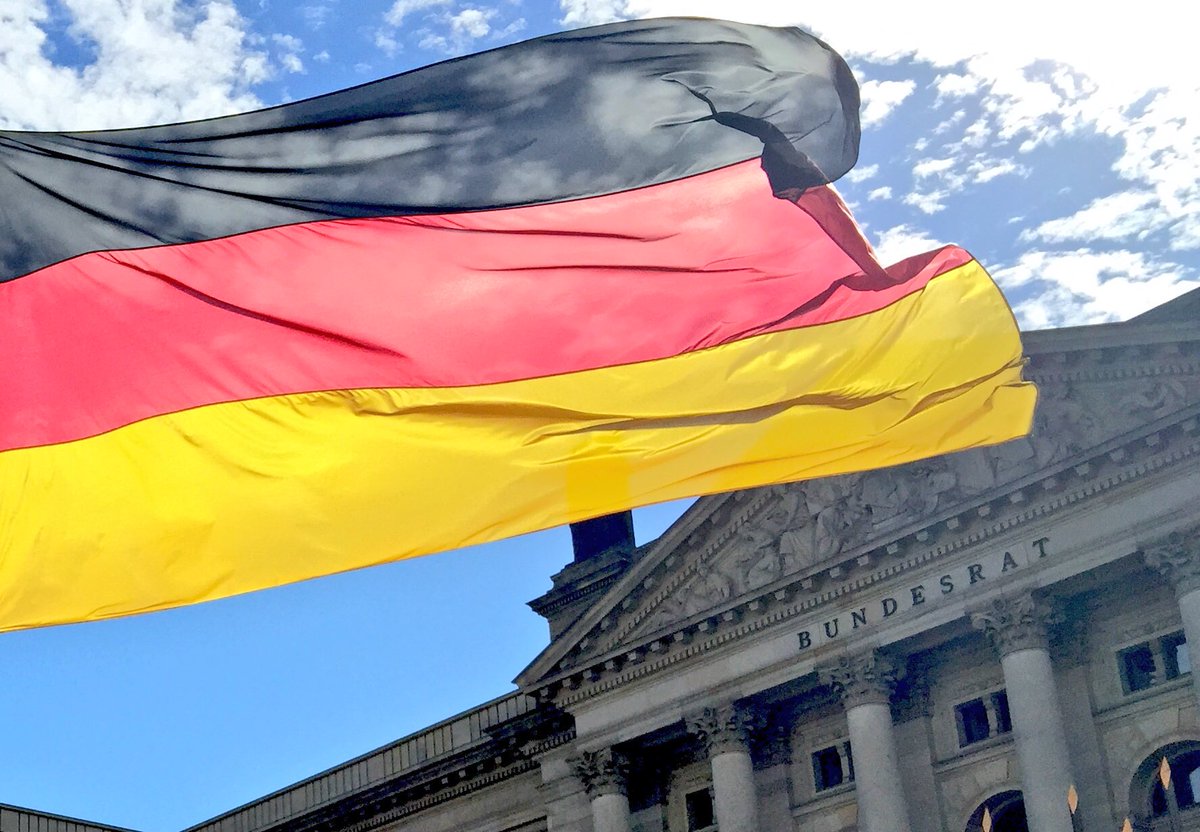 bundesrat's tweet image. Guten Morgen! 
Wir wünschen allen einen schönen Tag der Deutschen Einheit #TDE2019! 🇩🇪