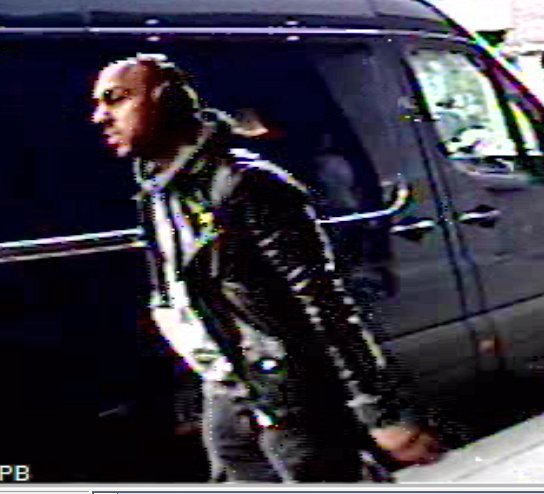 politie_zoekt's tweet photo. #gezocht Wie herkent deze daders die een Britse toerist hebben overvallen in een hotellift in Antwerpen https://t.co/3Iq2V6a7xB https://t.co/DkLWtEbUm3