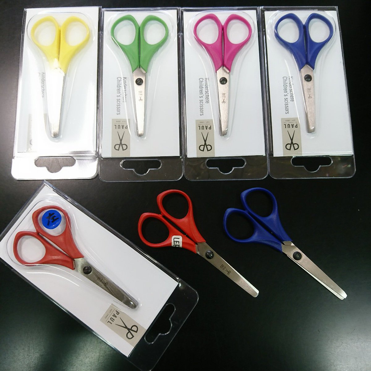 Uzivatel クレヨンハウス Na Twitteru 東京店２階より そろそろハサミ の使い方を教えたい とお考え中のみなさんに 特にオススメしたい パウル キッズはさみ 各色756円 込 16年設立のパウル社が作るキッズハサミ は 紙はよく切れるのに手が切れない 工夫がされて