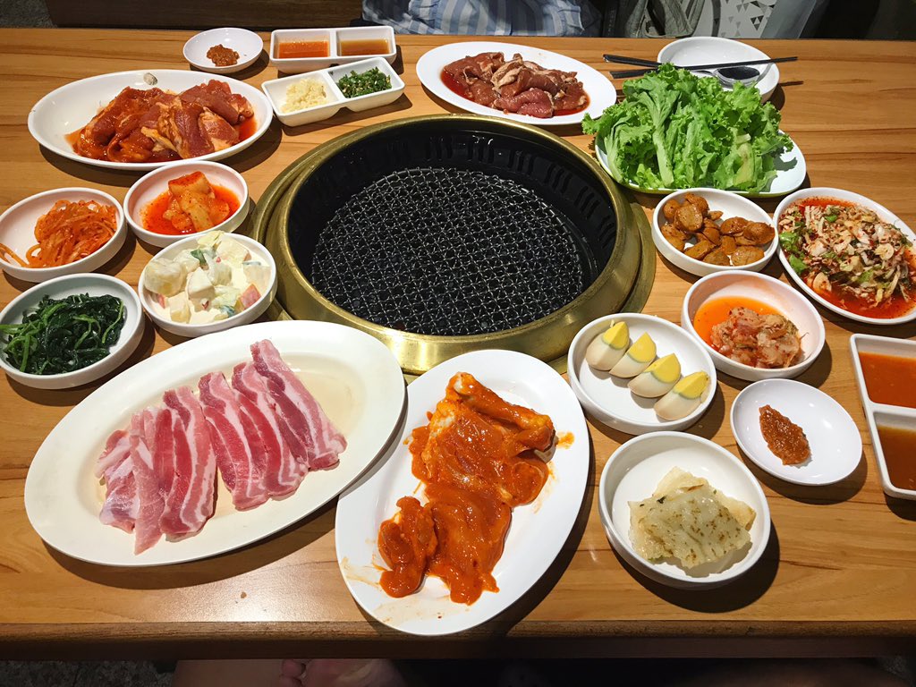 GerrardNan's tweet photo. ปิ้งย่างหมูเกาหลี ร้านโคซิแร ต้นซอยทองหล่อ อร่อยเหมือนเดิม หมูหมักอร่อย เครื่องเคียงอร่อย แฮปปี้ #อร่อยไปเเดก @aroii https://t.co/TD0lehnlgC