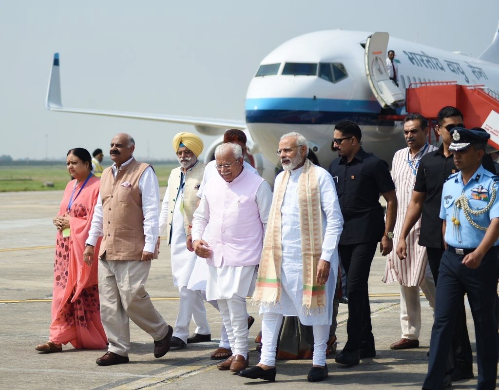 cmohry's tweet photo. PM Shri @narendramodi being received by CM @mlkhattar on his arrival at Chandigarh today. https://t.co/cFhmgiW91v