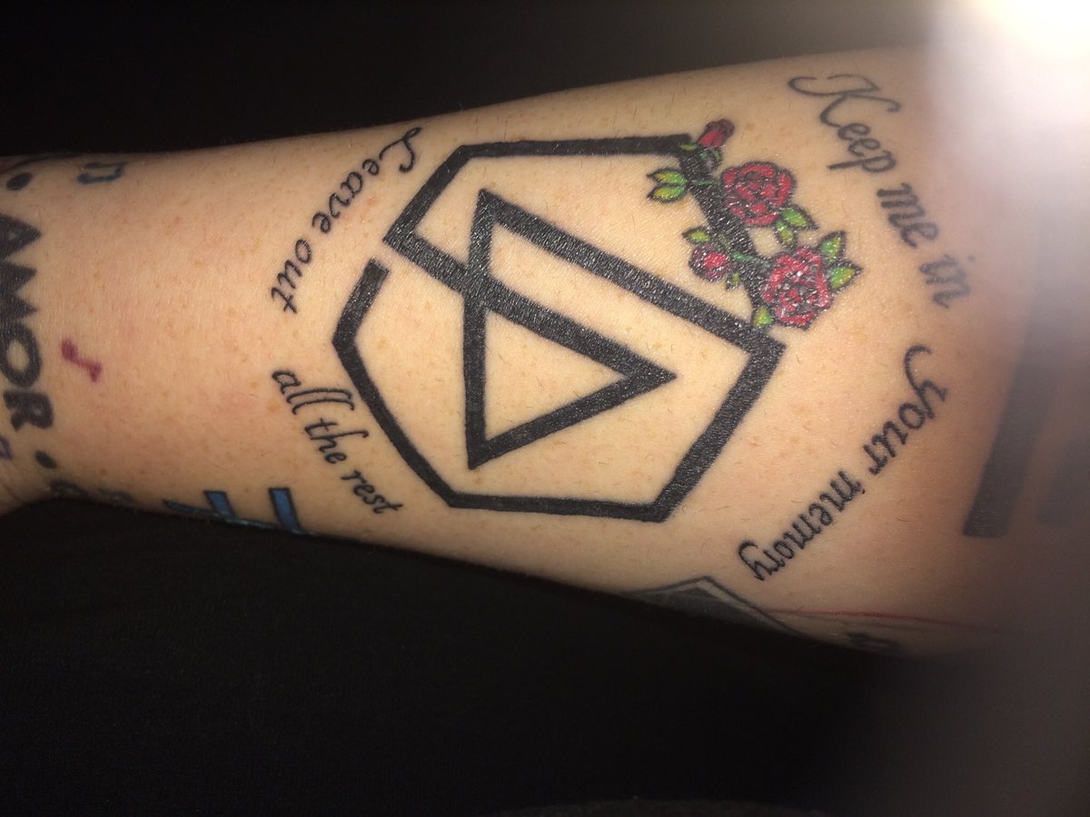 MegsH64's tweet photo. Thank you @linkinpark @ChesterBe for everything over the years. LP’s music has helped me through more than you could ever know.  @TalindaB X https://t.co/lfK1tZ9tuX