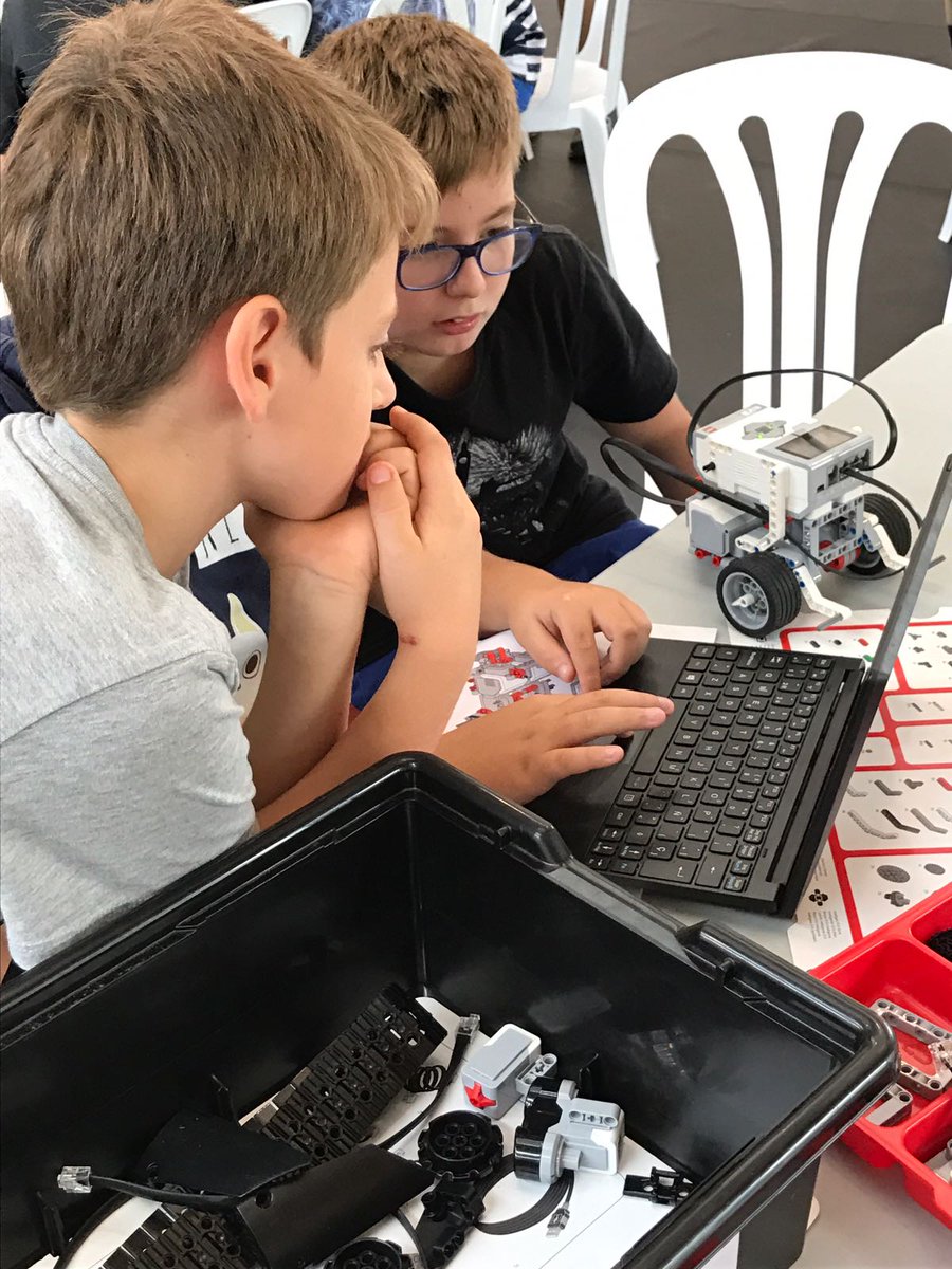 RobotixCS's tweet photo. Maravillosa mañana en #HackathonInfantil el pasado sábado :D ¡Más de 100 niños/as! #HackathonCS2017 #robóticaeducativa #RobotixCastellón https://t.co/tvQmP3Mo5p