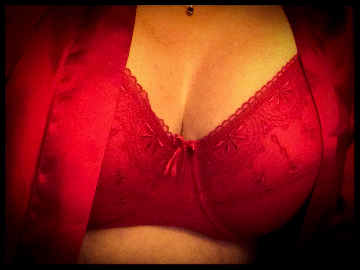 scarlette2525's tweet photo. #tittytuesday Today feels like a Scarlette day. Enjoy 😉❤️🍎👠💋💄🌹🎈♥️ https://t.co/DYs3T1AGW9